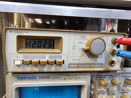 Grafik Funkmast mit Handy und Hotspot